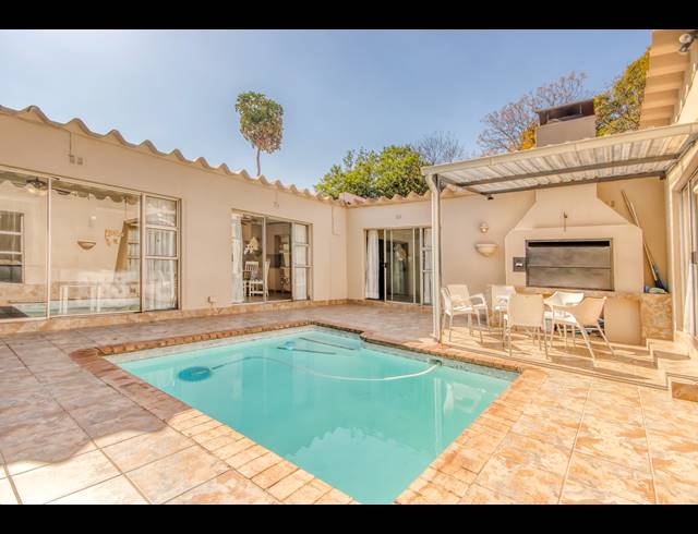 5 BEDROOM FREEHOLD FOR SALE IN MORET